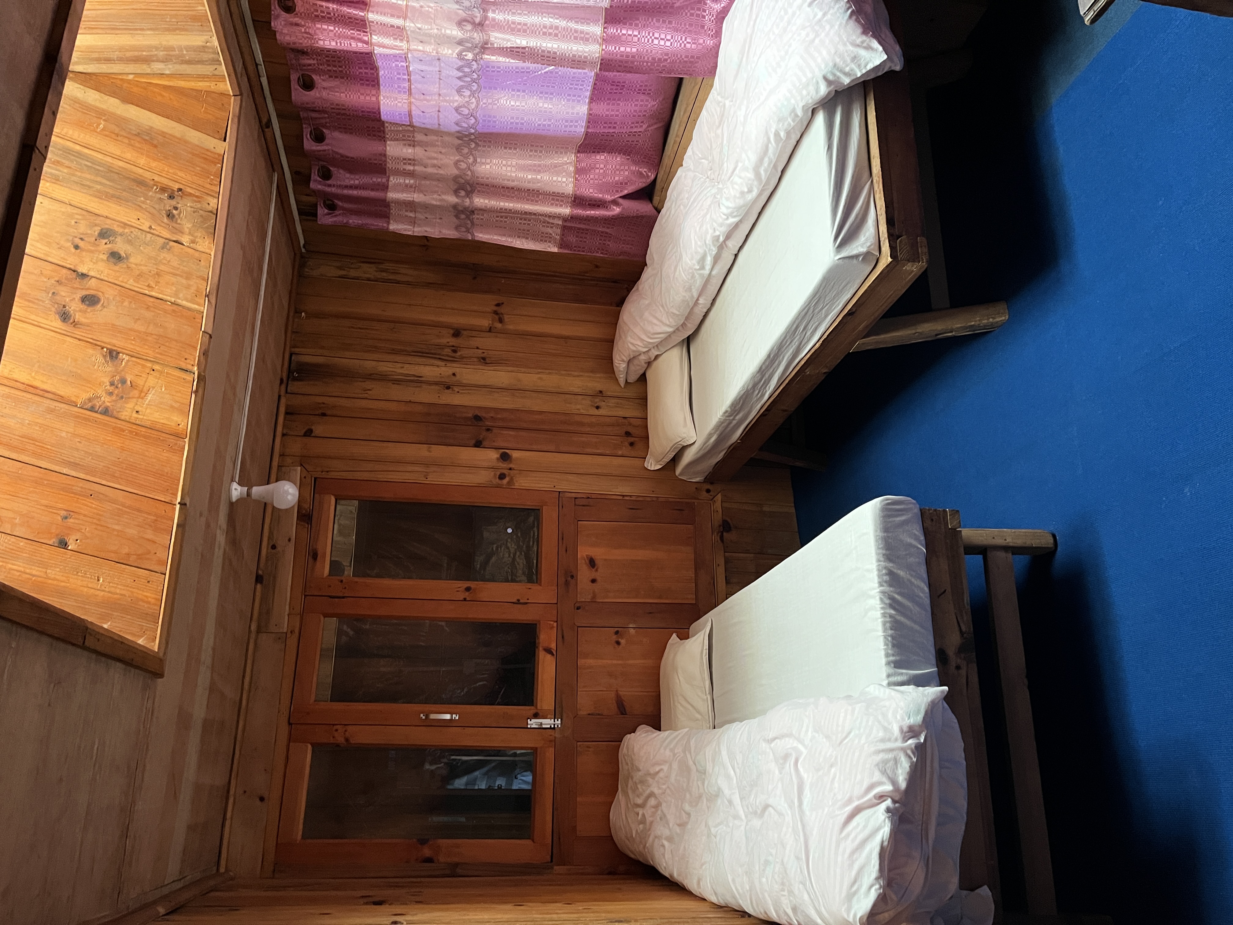 Queen room